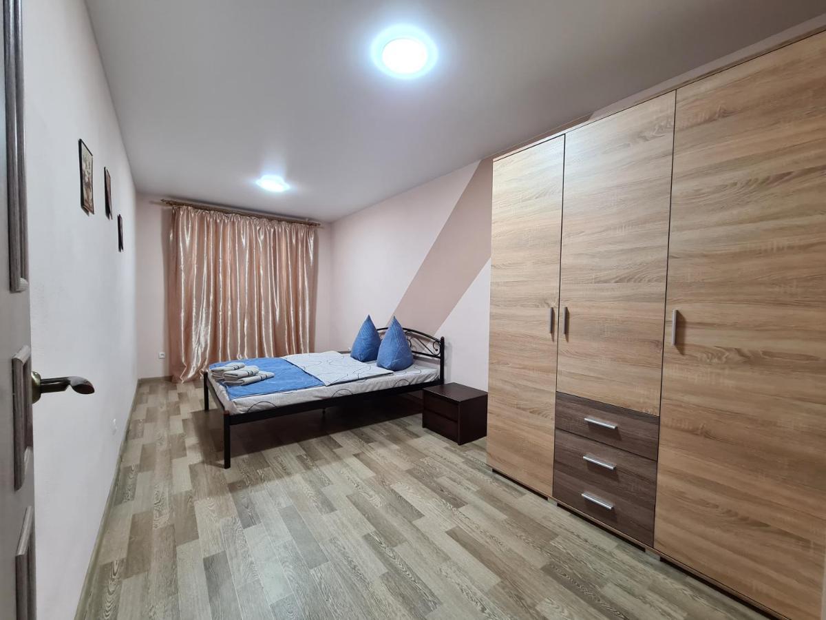3-Room Apartment Near Inturist On Sobornyi Avenue 156, By Grandhome Zaporizhia Exteriér fotografie
