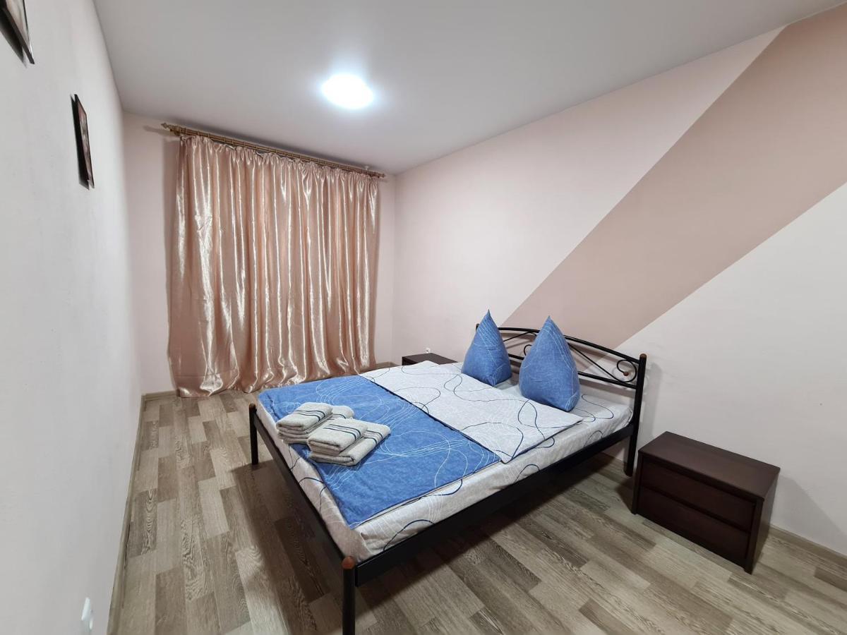 3-Room Apartment Near Inturist On Sobornyi Avenue 156, By Grandhome Zaporizhia Exteriér fotografie